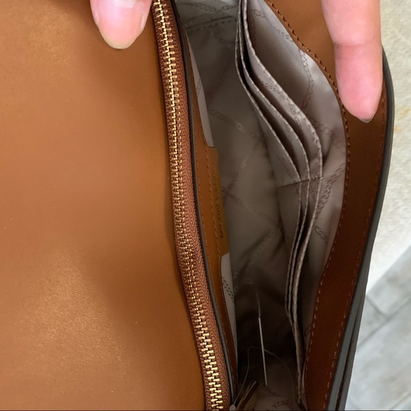 HP💞 New Mk crossbody 🦄 limited addition - Picture 8 of 10